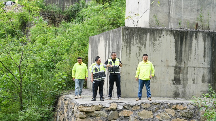 （挂网、微推）20250625川南公司开展辖区香港六全年资料大全汛期地质灾害和桥梁运行安全风险隐患排查2.jpg